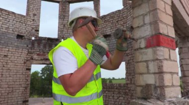 Keski ve çekiç kullanarak inşaat işçisi