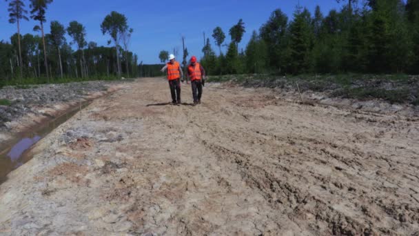 Ingenjör Promenader Och Bilder Smartphone — Stockvideo