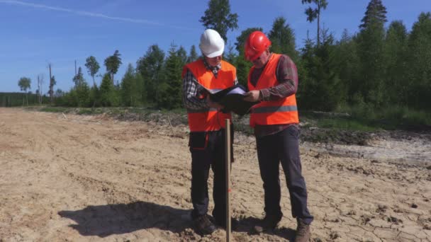 Ingenieure Unterzeichnen Ein Abkommen — Stockvideo