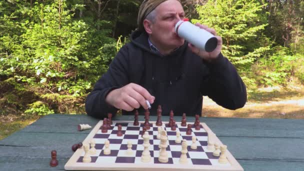 Άνθρωπος Κάπνισμα Και Παίζει Σκάκι — Αρχείο Βίντεο