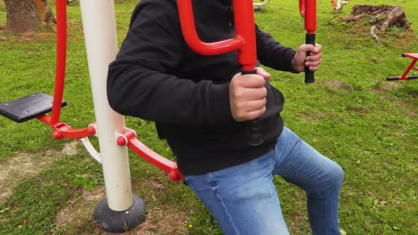 Homme Faisant Des Exercices Sur Machine Entraînement Dans Parc — Video