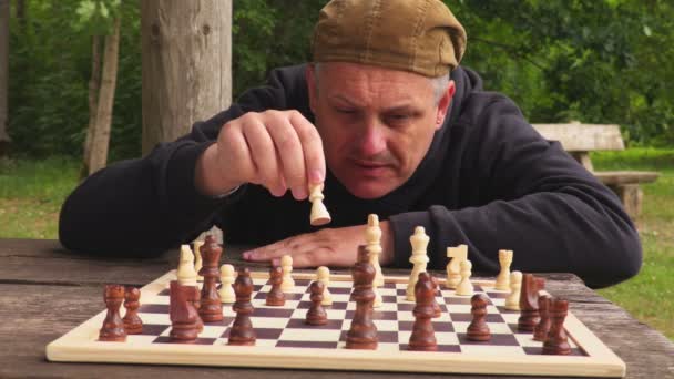 Homme Concentrant Sur Les Échecs — Video