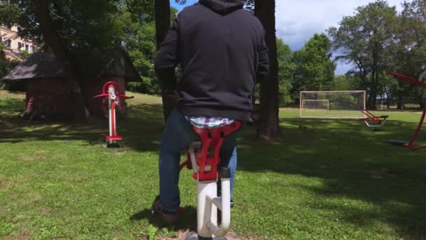 Hombre Haciendo Ejercicio Para Las Piernas — Vídeos de Stock