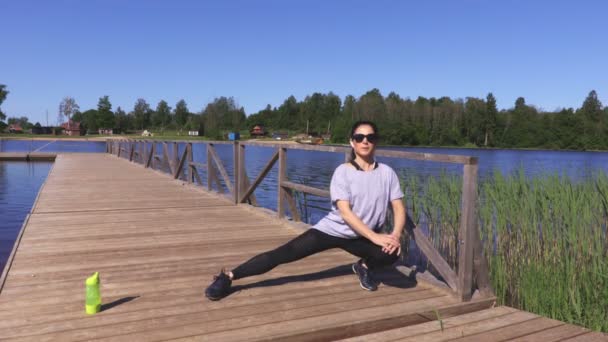 Frau Beim Training Der Nähe Des Sees — Stockvideo