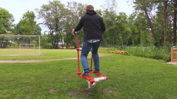 Man Met Behulp Van Stepper Machine — Stockvideo