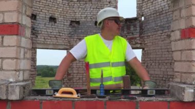 İnşaat işçisi yardım bekliyor