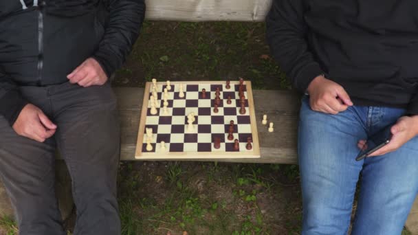 Männer Spielen Schach Park Auf Bank — Stockvideo