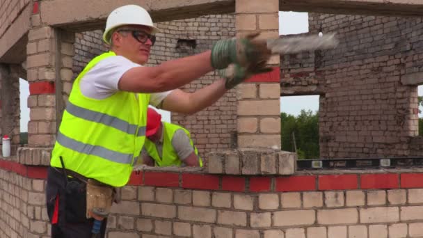 Ouvriers Construction Jetant Des Briques — Video