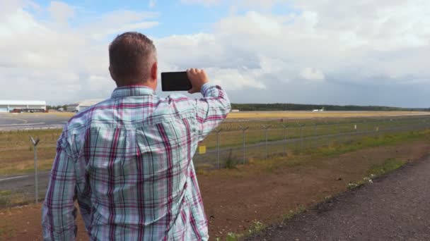 Чоловік Фотографує Смартфоні Біля Злітно Посадкової Смуги Аеропорту — стокове відео