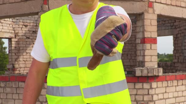 親指が 表示されて失望した建設労働者 — ストック動画