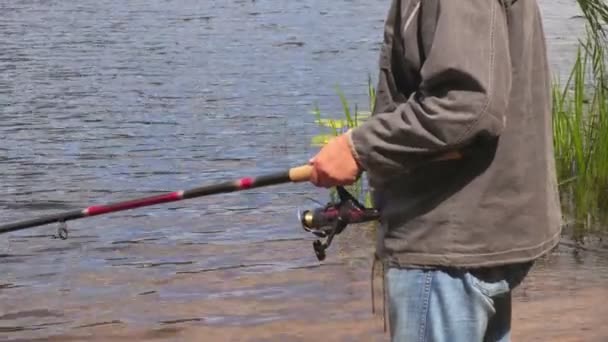 Hombre Manteniendo Caña Pescar — Vídeo de stock