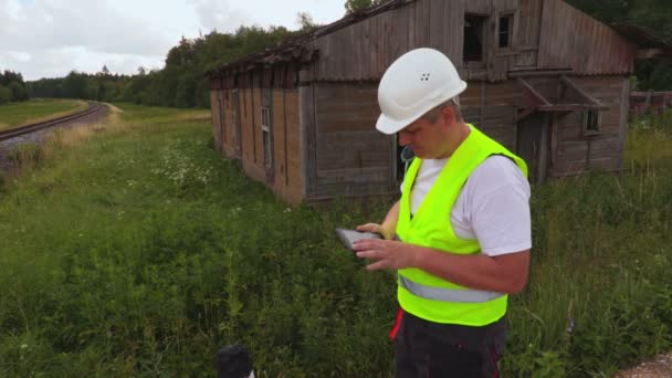 Inspecteur Verlaten Gebouw Controleren — Stockvideo