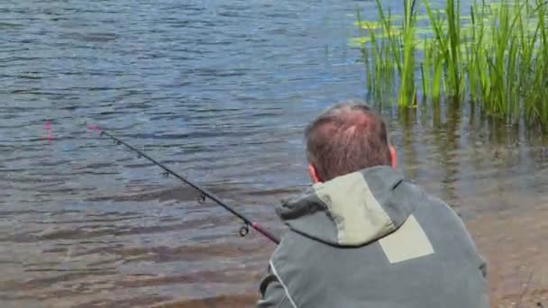 Pescador Com Vara Pesca Senta Água — Vídeo de Stock
