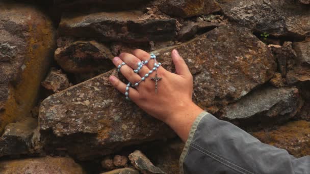 Arm Mit Rosenkranz Auf Steinmauer — Stockvideo