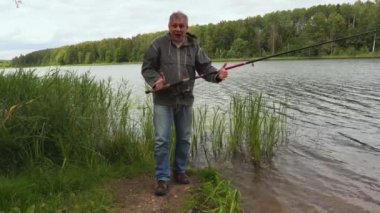 Övünen fener gösterir ne kadar büyük balık yapıldı.