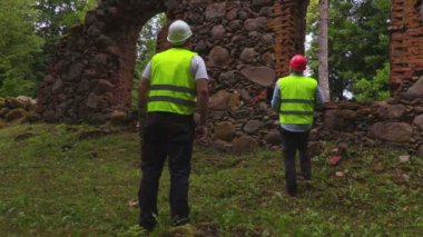 Eski duvar kalıntıları konuşurken mühendisleri