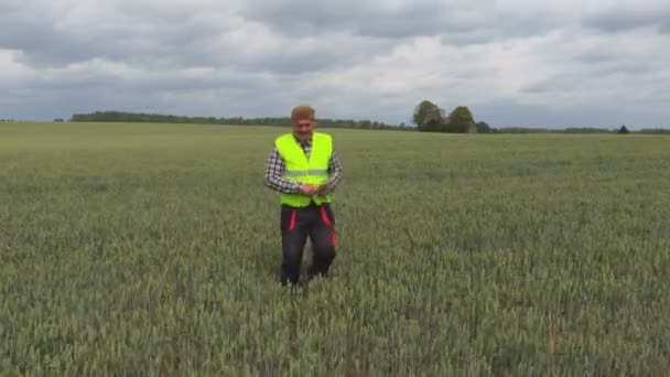 Jordbrukaren Visar Tummen Upp Fältet — Stockvideo