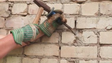 Oluşturucuyu kullanarak keski ve çekiç tuğla duvara yakın