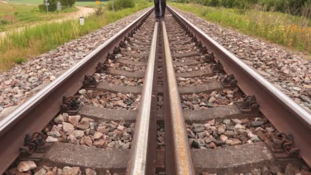 Hombre Caminando Sobre Rieles — Vídeos de Stock