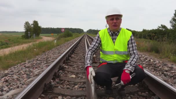Рабочий Разговаривает Показывает Жесты Железнодорожной Трассе — стоковое видео