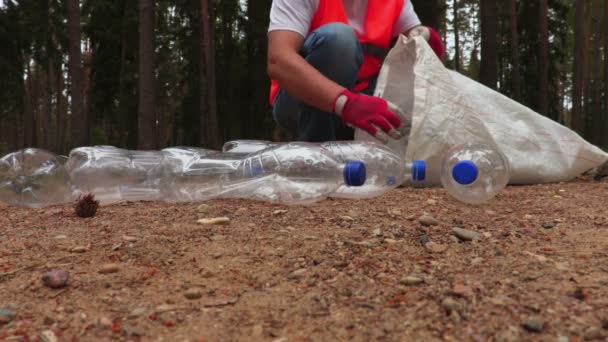 Trabajador Puso Botellas Plástico Bolsa — Vídeos de Stock