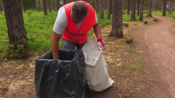 Pracownik Podejmuje Się Plastikowych Butelek Kosz Odpady — Wideo stockowe