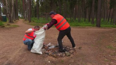 Plastik şişe toplama işçiler