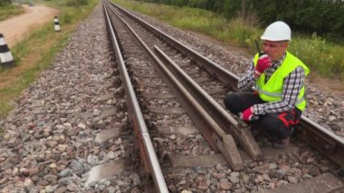 İşçi ile raylar üzerinde oturan volki tolki