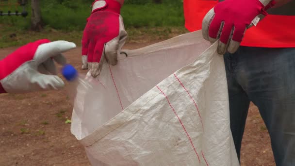 Lavoratori Riempiono Sacchetto Bottiglie Plastica — Video Stock