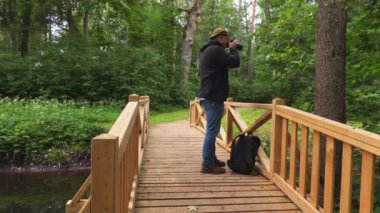 Parkta kameralı bir adam.