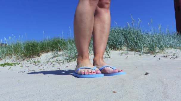 Frau Flip Flops Sandstrand — Stockvideo