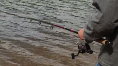 Gölde olta ile adam