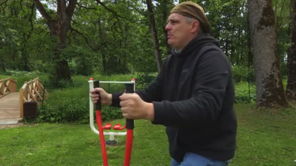 Чоловік Виконує Вправи Покроковій Машині — стокове відео