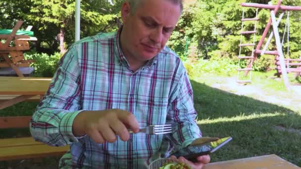 Homem Comendo Tirar Fotos Tablet — Vídeo de Stock