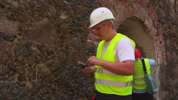 工程师检查旧墙 — 图库视频影像
