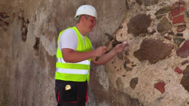 Ingeniero Con Yeso Comprobación Martillo Pared Vieja — Vídeo de stock