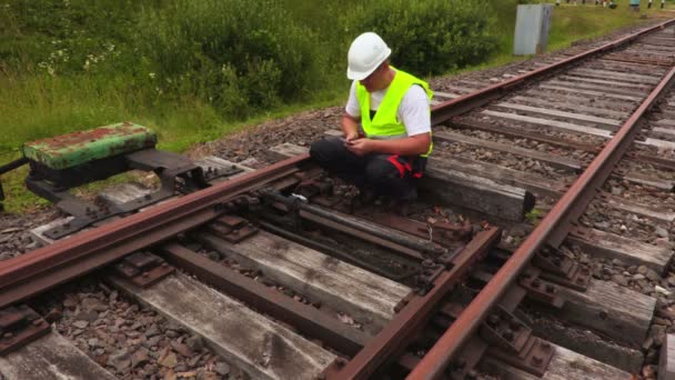 在铁路轨道上使用 Tablet 的工作人员 — 图库视频影像