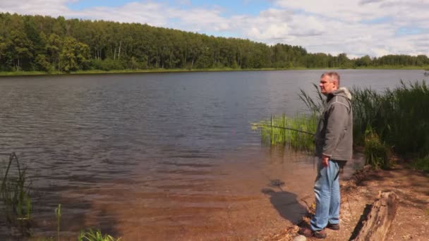 Hombre Comienza Pescar Lago — Vídeo de stock