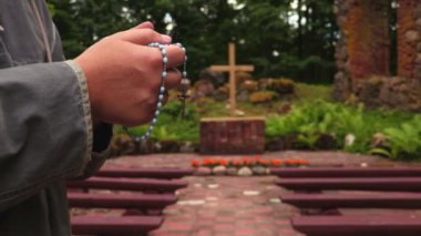 Tespih adamla çevre cross adlı açık