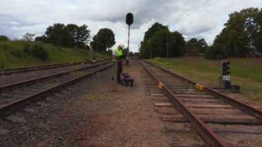 Demiryolundan dizüstü kullanarak mühendisi