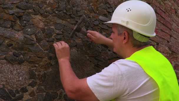Ingénieur Prélever Des Échantillons Vieux Mur Briques — Video