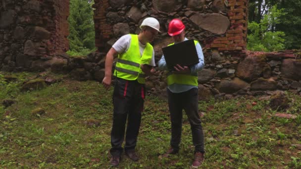 Ingenieros Con Portátil Tablet Cerca Viejas Ruinas Pared — Vídeo de stock