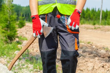 Oduncu balta ve şişe suyu ile