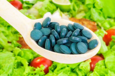 Spirulina tablet kapatın. Besin zengin gıda cocept