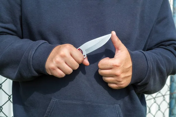 Mann Überprüft Messerschärfe — Stockfoto