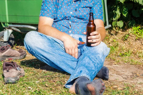Sin Hogar Con Botella Alcohol Sentado Cerca Contenedor Residuos — Foto de Stock