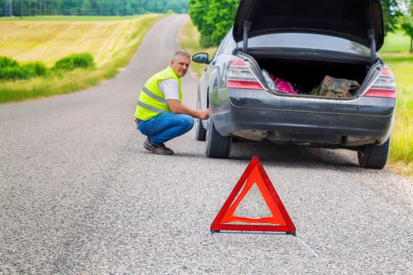 車の近くの道路で三角形の警告 — ストック写真
