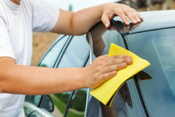 Hombre Coche Limpio Con Fibra — Foto de Stock