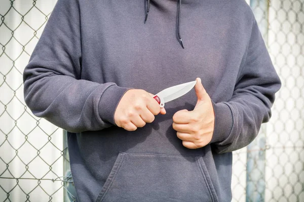 フェンス近くナイフを持つ男 — ストック写真