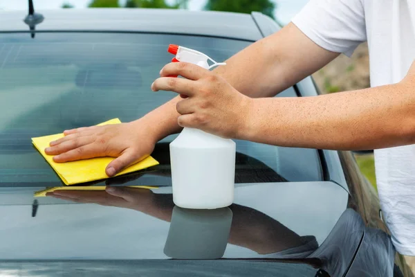 Uomo Auto Pulita Giorno Estate — Foto Stock